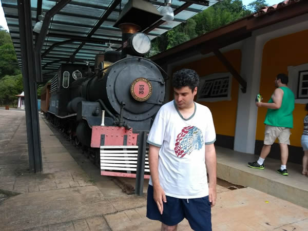 Marcelo em frente à locomotiva