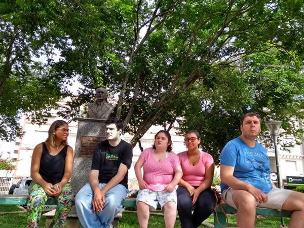 Priscila, Marcelo, Marcela, Keila e Artur sentados na praça
