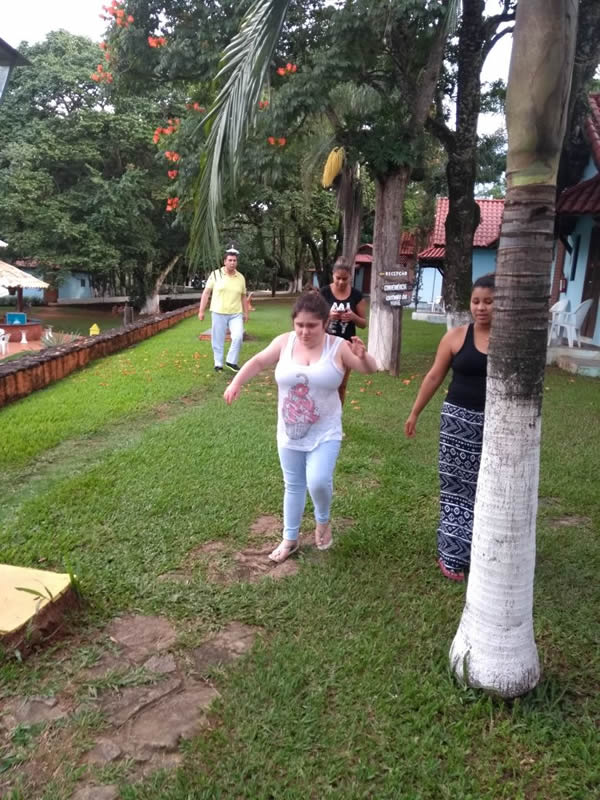 Artur, Marcela, Priscila e Keila passeando entre palmeiras